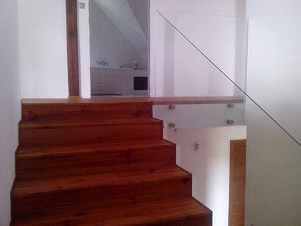 skleněné zábradlí