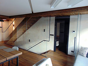 skleněné zábradlí